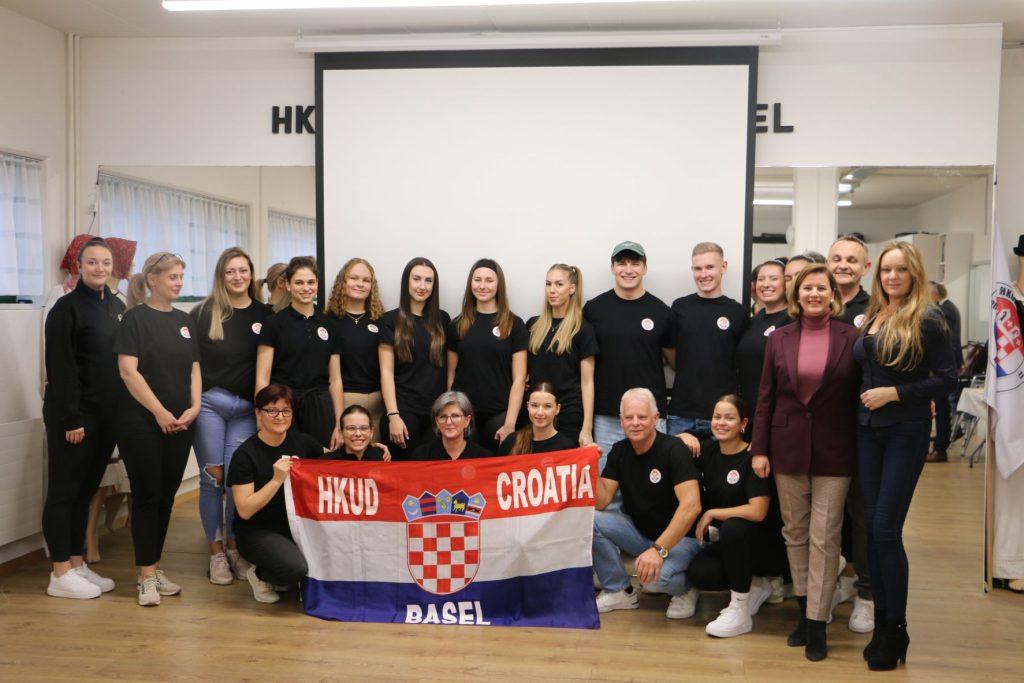 NJEGOVA ŽENA I PRIJESTUPNICI: U Baselu održana književna večer s hrvatskom spisateljicom Marijanom Dokoza NJEGOVA ŽENA I PRIJESTUPNICI: U Baselu održana književna večer s hrvatskom spisateljicom Marijanom Dokoza