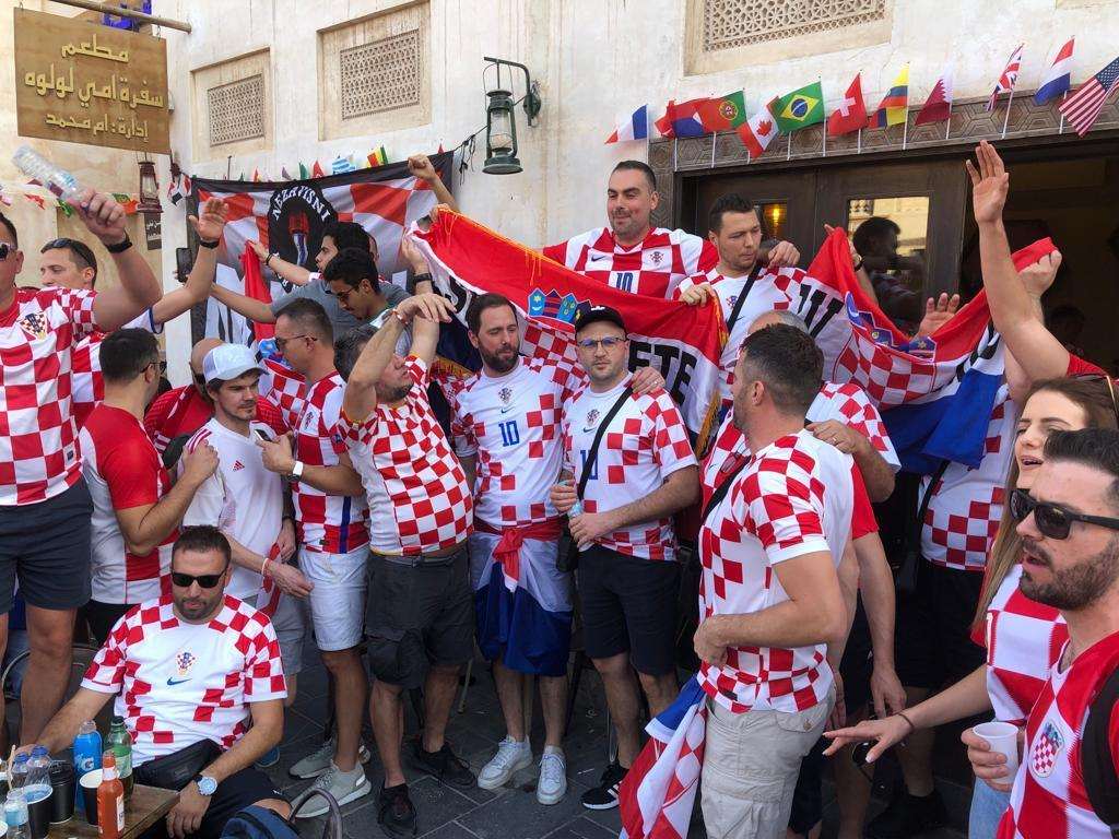(FOTO I VIDEO) ZANIMLJIVOSTI IZ KATRA: U iščekivanju odlučujuće utakmice protiv Belgije, hrvatski navijači uživaju u blagodatima Dohe (FOTO I VIDEO) ZANIMLJIVOSTI IZ KATRA: U iščekivanju odlučujuće utakmice protiv Belgije, hrvatski navijači uživaju u blagodatima Dohe