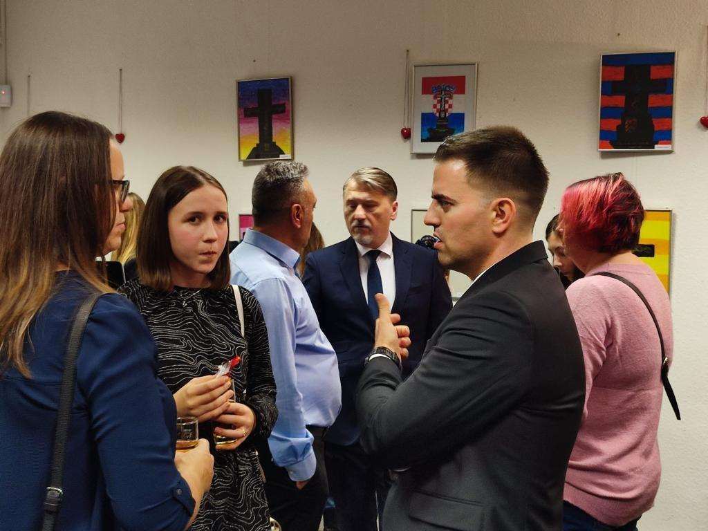 IZLOŽBA HRVATSKE NASTAVE HAMBURG: Novi naraštaji mladih Hrvatica i Hrvata pokazali kako vide stradavanja u Vukovaru i Škabrnji IZLOŽBA HRVATSKE NASTAVE HAMBURG: Novi naraštaji mladih Hrvatica i Hrvata pokazali kako vide stradavanja u Vukovaru i Škabrnji
