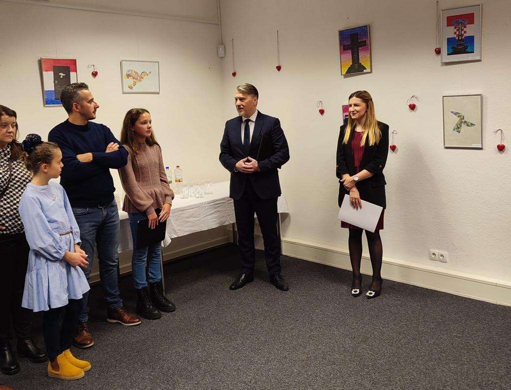 IZLOŽBA HRVATSKE NASTAVE HAMBURG: Novi naraštaji mladih Hrvatica i Hrvata pokazali kako vide stradavanja u Vukovaru i Škabrnji IZLOŽBA HRVATSKE NASTAVE HAMBURG: Novi naraštaji mladih Hrvatica i Hrvata pokazali kako vide stradavanja u Vukovaru i Škabrnji