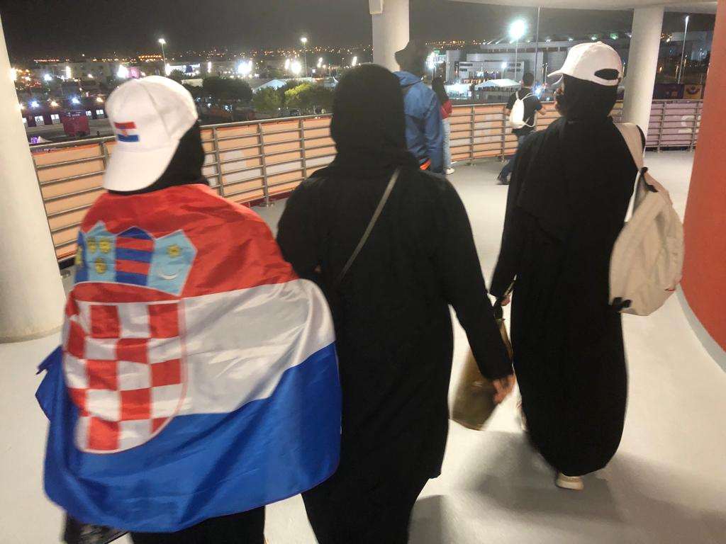 (FOTO) HRVATSKU U KATRU BODRE NAVIJAČI IZ CIJELOG SVIJETA: Hrvatska je draga Indijcima, a mlade Katarke rado nose hrvatske zastave