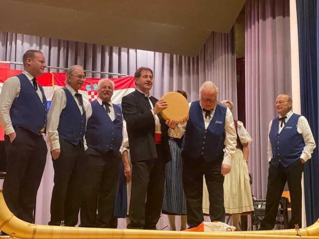 KONCERT ZA 35 GODINA KLAPE CHORUS CROATICUS: Gostovali poznati hrvatski i švicarski glazbenici svicarska grupa Jodlerfunde i frane vugdelija