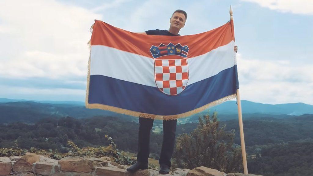(VIDEO) MÜNCHEN: Ivan Mandić domoljubnom pjesmom "Hrvatska zastava" osvojio srca hrvatskih navjača diljem svijeta