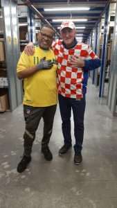 ZAJEDNO U POSLU I IŠČEKIVANJU: Hrvat i Brazilac u istoj firmi zagrljeni na radnom mjestu, ali što će biti nakon utakmice... ZAJEDNO U POSLU I IŠČEKIVANJU: Hrvat i Brazilac u istoj firmi zagrljeni na radnom mjestu, ali što će biti nakon utakmice...