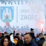 (FOTO) PONOSNI NA USPJEH VATRENIH: Trg bana Jelačića već pun navijača, počeo službeni program dočeka (FOTO) PONOSNI NA USPJEH VATRENIH: Trg bana Jelačića već pun navijača, počeo službeni program dočeka