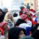 (FOTO) PONOSNI NA USPJEH VATRENIH: Trg bana Jelačića već pun navijača, počeo službeni program dočeka (FOTO) PONOSNI NA USPJEH VATRENIH: Trg bana Jelačića već pun navijača, počeo službeni program dočeka