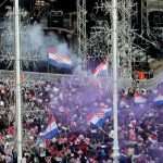 (FOTO) PONOSNI NA USPJEH VATRENIH: Trg bana Jelačića već pun navijača, počeo službeni program dočeka (FOTO) PONOSNI NA USPJEH VATRENIH: Trg bana Jelačića već pun navijača, počeo službeni program dočeka