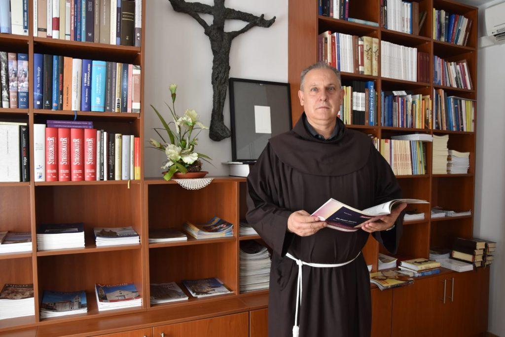 PROVINCIJAL FRANJEVAČKE PROVINCIJE BOSNE SREBRENE FRA ZDRAVKO DADIĆ: Ostajemo bez pojedinih ljudi i mladih obitelji koji u sve većem broju odlaze iz Bosne i Hercegovine PROVINCIJAL FRANJEVAČKE PROVINCIJE BOSNE SREBRENE FRA ZDRAVKO DADIĆ: Ostajemo bez pojedinih ljudi i mladih obitelji koji u sve većem broju odlaze iz Bosne i Hercegovine