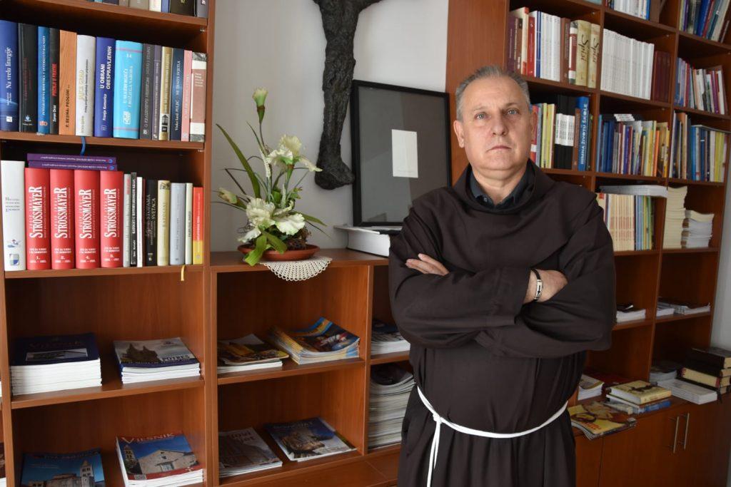 PROVINCIJAL FRANJEVAČKE PROVINCIJE BOSNE SREBRENE FRA ZDRAVKO DADIĆ: Ostajemo bez pojedinih ljudi i mladih obitelji koji u sve većem broju odlaze iz Bosne i Hercegovine PROVINCIJAL FRANJEVAČKE PROVINCIJE BOSNE SREBRENE FRA ZDRAVKO DADIĆ: Ostajemo bez pojedinih ljudi i mladih obitelji koji u sve većem broju odlaze iz Bosne i Hercegovine