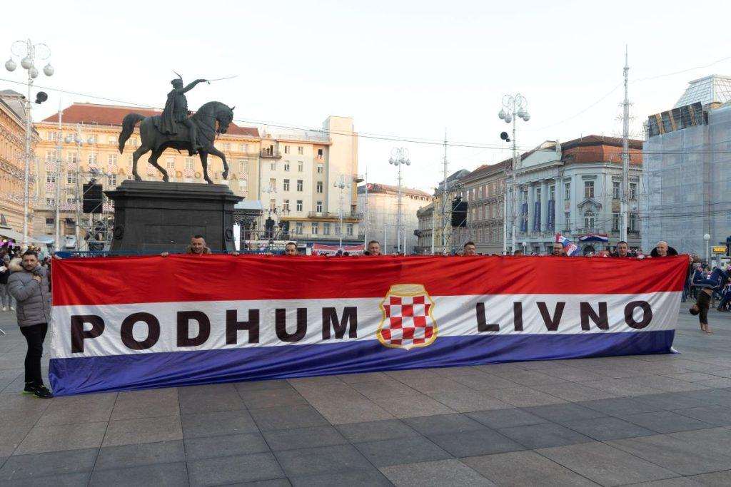 (FOTO) PONOSNI NA USPJEH VATRENIH: Trg bana Jelačića već pun navijača, počeo službeni program dočeka (FOTO) PONOSNI NA USPJEH VATRENIH: Trg bana Jelačića već pun navijača, počeo službeni program dočeka
