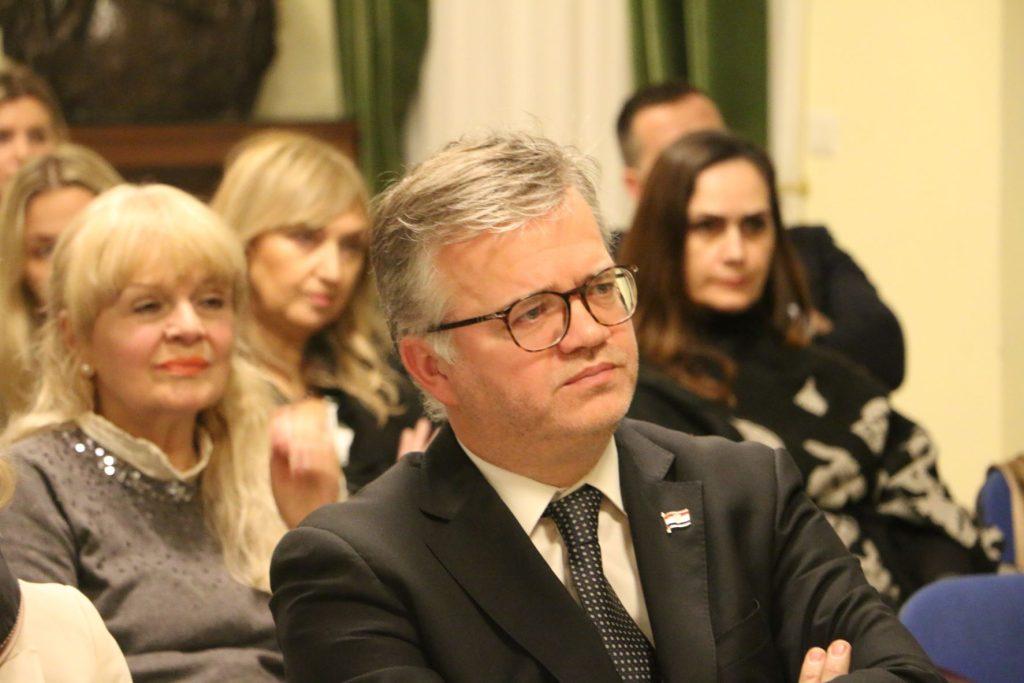 „POVEŽIMO ISELJENIŠTVO“ U RIMU: Mlada djevojka poslala značajnu poruku: Gdje mi mladi Hrvati pripadamo? „POVEŽIMO ISELJENIŠTVO“ U RIMU: Mlada djevojka poslala značajnu poruku: Gdje mi mladi Hrvati pripadamo?