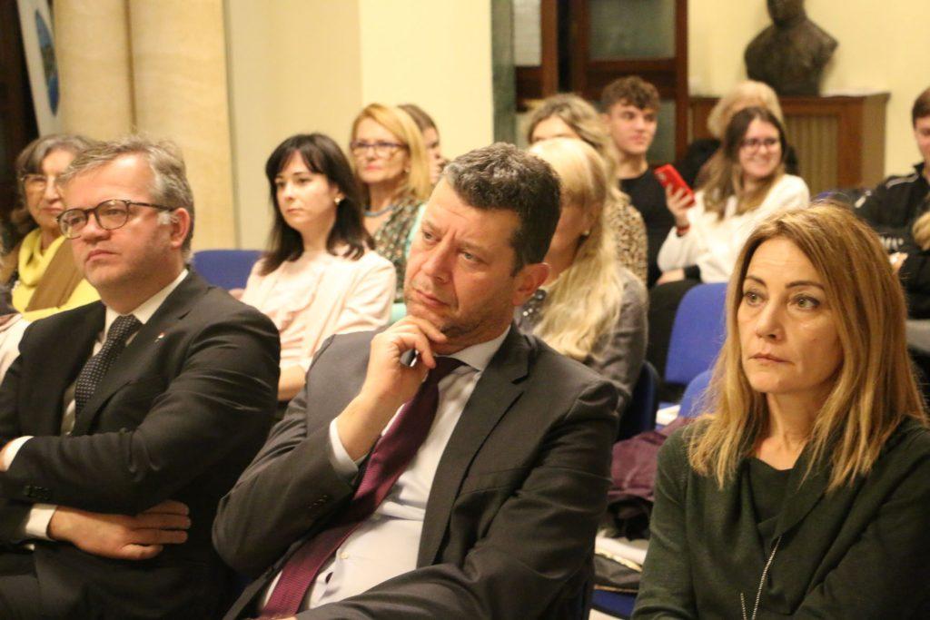 „POVEŽIMO ISELJENIŠTVO“ U RIMU: Mlada djevojka poslala značajnu poruku: Gdje mi mladi Hrvati pripadamo? „POVEŽIMO ISELJENIŠTVO“ U RIMU: Mlada djevojka poslala značajnu poruku: Gdje mi mladi Hrvati pripadamo?