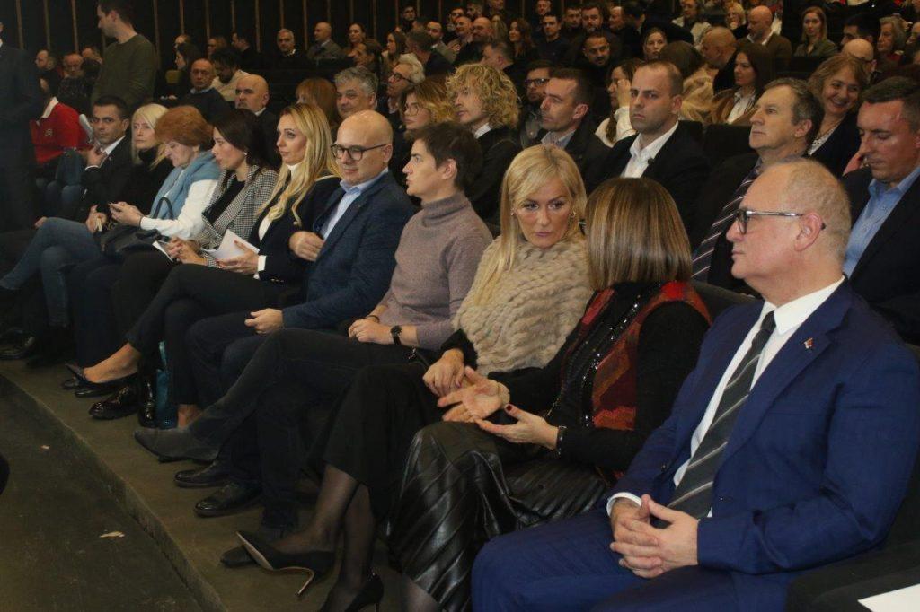 SRPSKA "PILA NAOPAKO": U Beogradu premijerno prikazan film "Oluja" o "protjerivanju više od 250.000 Srba" iz Hrvatske SRPSKA "PILA NAOPAKO": U Beogradu premijerno prikazan film "Oluja" o "protjerivanju više od 250.000 Srba" iz Hrvatske