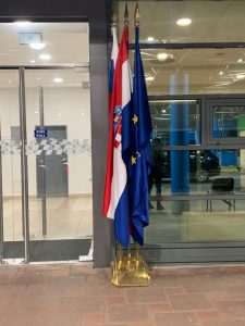 (FOTO i VIDEO) OTVORILI SMO VRATA EUROPI: Posljednji prijavak načelnika i zajednička fotografija zadnje smjene policijskih službenika na Bregani