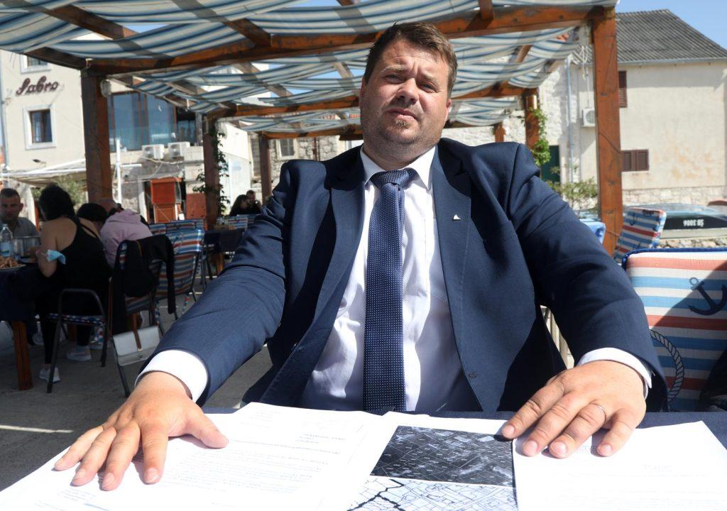 OPĆINSKI NOVAC KORISTIO ZA PRIVATNE SVRHE: Načelniku Murtera Toniju Turčinovu mjesec dana istražnog zatvora OPĆINSKI NOVAC KORISTIO ZA PRIVATNE SVRHE: Načelniku Murtera Toniju Turčinovu mjesec dana istražnog zatvora