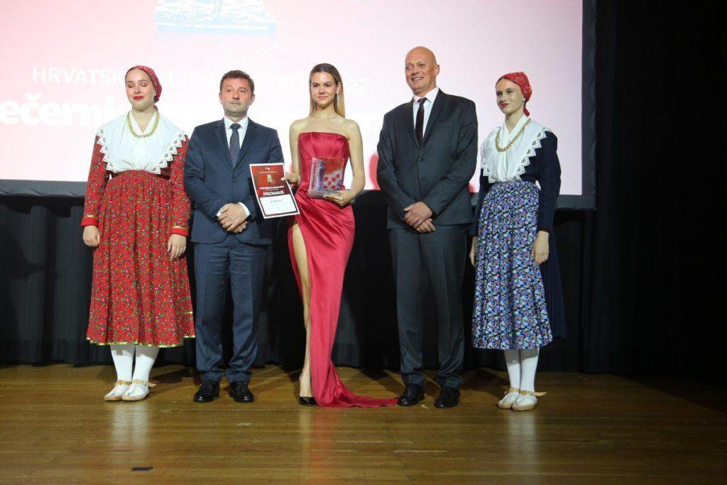 PRI KRAJU PRIPREME ZA DODJELU PRESTIŽNE 17. VEČERNJAKOVE DOMOVNICE: Poznati voditelji, glazbenici, uzvanici... PRI KRAJU PRIPREME ZA DODJELU PRESTIŽNE 17. VEČERNJAKOVE DOMOVNICE: Poznati voditelji, glazbenici, uzvanici...