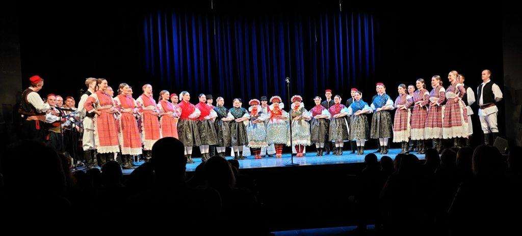 FOLKLORNA POSLASTICA U BEČU: Ovacije dubrovačkom Linđu i njegovim virtuoznim folklornim bravurama