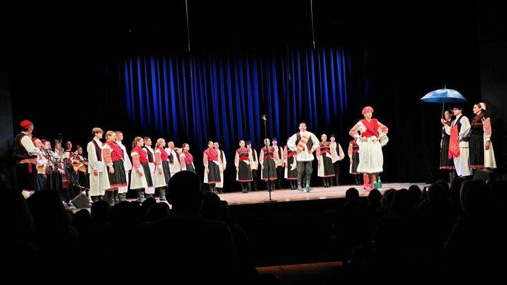 FOLKLORNA POSLASTICA U BEČU: Ovacije dubrovačkom Linđu i njegovim virtuoznim folklornim bravurama