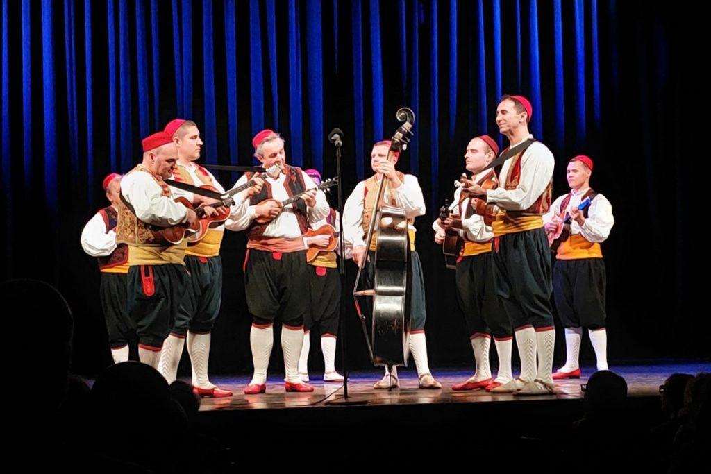 FOLKLORNA POSLASTICA U BEČU: Ovacije dubrovačkom Linđu i njegovim virtuoznim folklornim bravurama