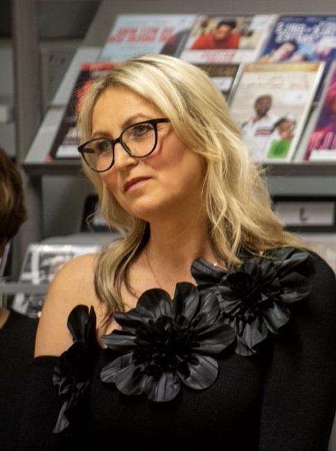 "IZMEĐU NEBA I ZEMLJE" IZLOŽBA KOJA PORUČUJE KAKO NADA UVIJEK POSTOJI: Dragica Batista Bućo u svoja djela utkala je dio sebe, svoje patnje i pobjede i ljubav prema Bogu Dragica Batista Bućo