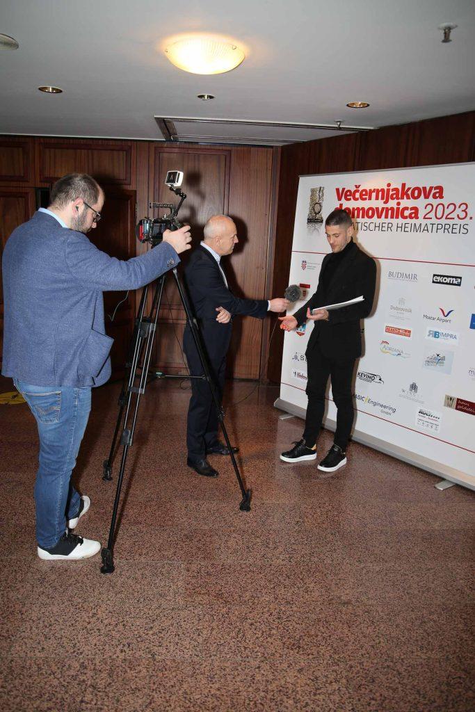 VEČERAS U 18.20 SATI: HTV prikazuje reportažu s dodjele Domovnica, popularne iseljeničke nagrade Večernjeg lista u Bad Homburgu VEČERAS U 18.20 SATI: HTV prikazuje reportažu s dodjele Domovnica, popularne iseljeničke nagrade Večernjeg lista u Bad Homburgu