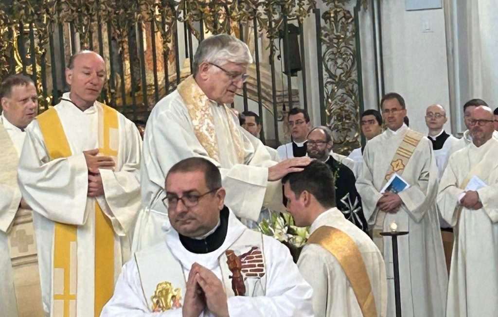 (FOTO i VIDEO) U ST. GALLENU ZAREĐEN NEKADAŠNJI PAPINSKI GARDIST: Veliko slavlje na ređenju Ivana Šarića (FOTO i VIDEO) U ST. GALLENU ZAREĐEN NEKADAŠNJI PAPINSKI GARDIST: Veliko slavlje na ređenju Ivana Šarića