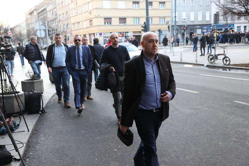 BORBA ZA PREVLAST: Prekinuta Skupština Dinama, "mamićevci" srušili kvorum BORBA ZA PREVLAST: Prekinuta Skupština Dinama, "mamićevci" srušili kvorum
