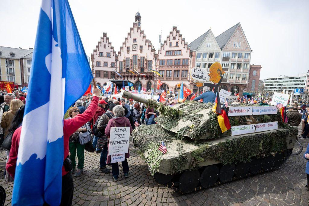 FRANKFURT, BERLIN, KÖLN, MÜNCHEN, STUTTGART: Tisuće prosvjednika na Uskrsni ponedjeljak je prosvjedovalo protiv rata i ponovnog naoružavanja Bundeswehra FRANKFURT, BERLIN, KÖLN, MÜNCHEN, STUTTGART: Tisuće prosvjednika na Uskrsni ponedjeljak je prosvjedovalo protiv rata i ponovnog naoružavanja Bundeswehra