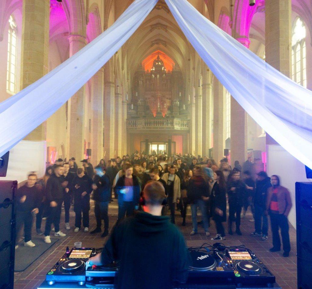 "RAVE LIKE GOD" U EVANGELIČKOJ CRKVI: Umjesto zvukova orgulja čuo se tehno ritam, a tamo gdje je stajao oltar tri su techno DJ-a puštali glazbu