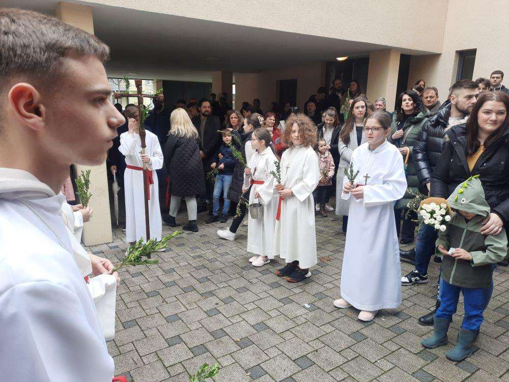 CVJETNICA U HRVATSKOM ISELJENIŠTVU: Hrvati koji nisu otišli u domovinu su se okupili u svojim katoličkim misijama i zajedno ušli u Veliki tjedan CVJETNICA U HRVATSKOM ISELJENIŠTVU: Hrvati koji nisu otišli u domovinu su se okupili u svojim katoličkim misijama i zajedno ušli u Veliki tjedan