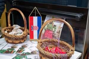 U RIMU PRIKAZAN DOKUMENTARNI FILM „docuMAJA“: Godinu dana nakon smrti utemeljiteljice Hrvatsko-talijanskog mozaika Rim okupila se njezina obitelj, prijatelji, poznanici, kolege...