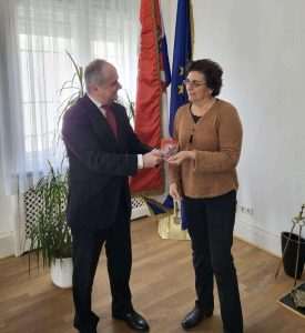 U VELEPOSLANSTVU RH U BERLINU: Sonji Breljak naknadno uručena statua Večernjakove domovnice U VELEPOSLANSTVU RH U BERLINU: Sonji Breljak naknadno uručena statua Večernjakove domovnice