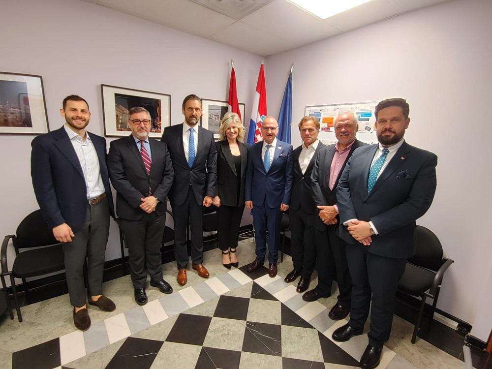 GRLIĆ RADMAN POSJETIO HRVATSKO FRANJEVAČKO SREDIŠTE KRALJICE MIRA U NORVALU: Zajedništvo i hrvatski duh čine tu zajednicu mostom kulture Republike Hrvatske i hrvatskog iseljeništva u Kanadi GRLIĆ RADMAN POSJETIO HRVATSKO FRANJEVAČKO SREDIŠTE KRALJICE MIRA U NORVALU: Zajedništvo i hrvatski duh čine tu zajednicu mostom kulture Republike Hrvatske i hrvatskog iseljeništva u Kanadi