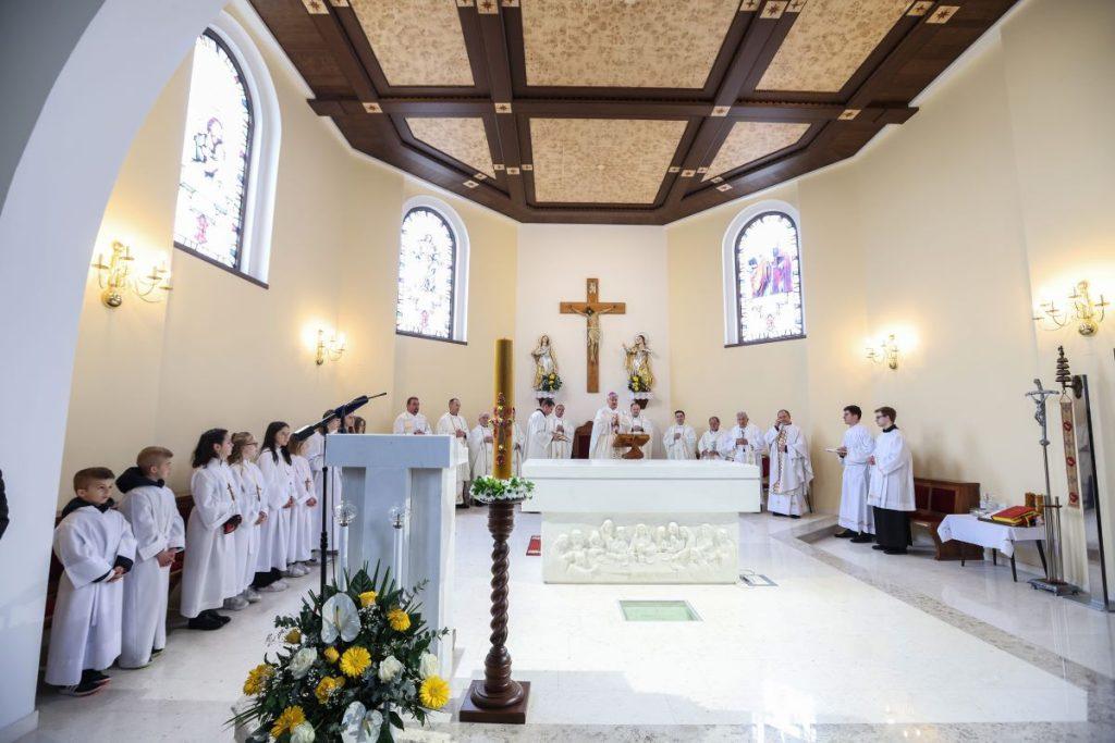 NAKON ŠTO JE STRADALA U POTRESU: Otvorena i posvećena župna crkva Uzvišenja Sv. Križa u Kravarskom NAKON ŠTO JE STRADALA U POTRESU: Otvorena i posvećena župna crkva Uzvišenja Sv. Križa u Kravarskom