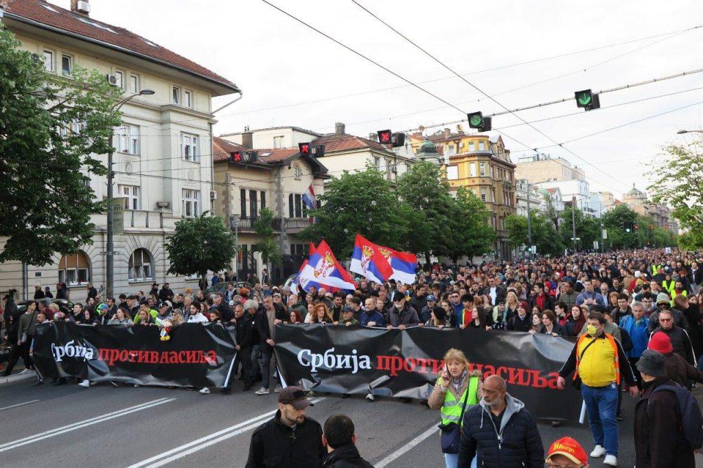 (FOTO) "BLOKIRAN" BEOGRAD: Deseci tisuća ljudi prosvjedovalo protiv nasilja u Srbiji