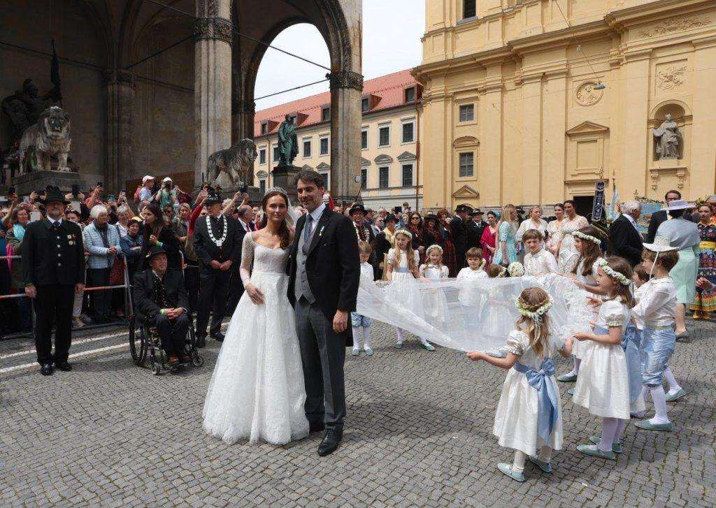 CRKVENO VJENČANJE BAVARSKOG PRINCA U MÜNCHENU: Bavarska boje i obilježja te trenutak šoka na vjenčanju pra-praunuka posljednjeg bavarskog kralja Ludwiga III. CRKVENO VJENČANJE BAVARSKOG PRINCA U MÜNCHENU: Bavarska boje i obilježja te trenutak šoka na vjenčanju pra-praunuka posljednjeg bavarskog kralja Ludwiga III.