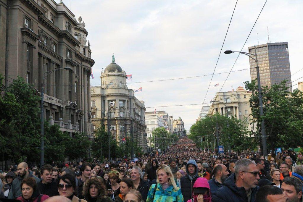 (FOTO) "BLOKIRAN" BEOGRAD: Deseci tisuća ljudi prosvjedovalo protiv nasilja u Srbiji