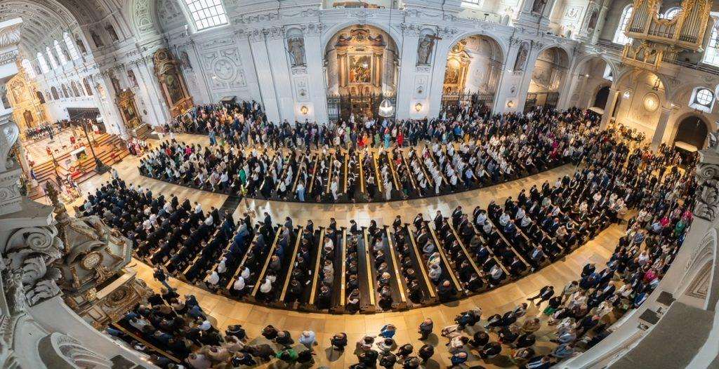 (FOTO) SVETA KRIZMA U HKŽ MÜNCHEN: Sakrament Svete potvrde primilo 217 djevojaka i mladića (FOTO) SVETA KRIZMA U HKŽ MÜNCHEN: Sakrament Svete potvrde primilo 217 djevojaka i mladića