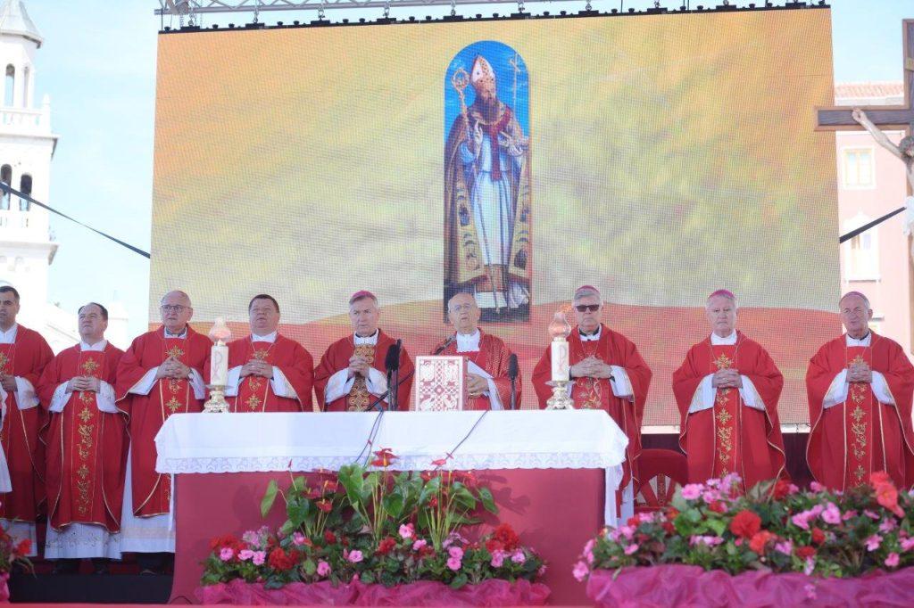 PROSLAVA BLAGDANA ZAŠTITNIKA SPLITA: Nadbiskup Puljić svoju homiliju na dan sv. Dujma posvetio svetom Ivanu Pavlu II nazvavši ga "Božjim generalom koji predvodi vojsku u borbi sa zlom i idolima našeg vremena"