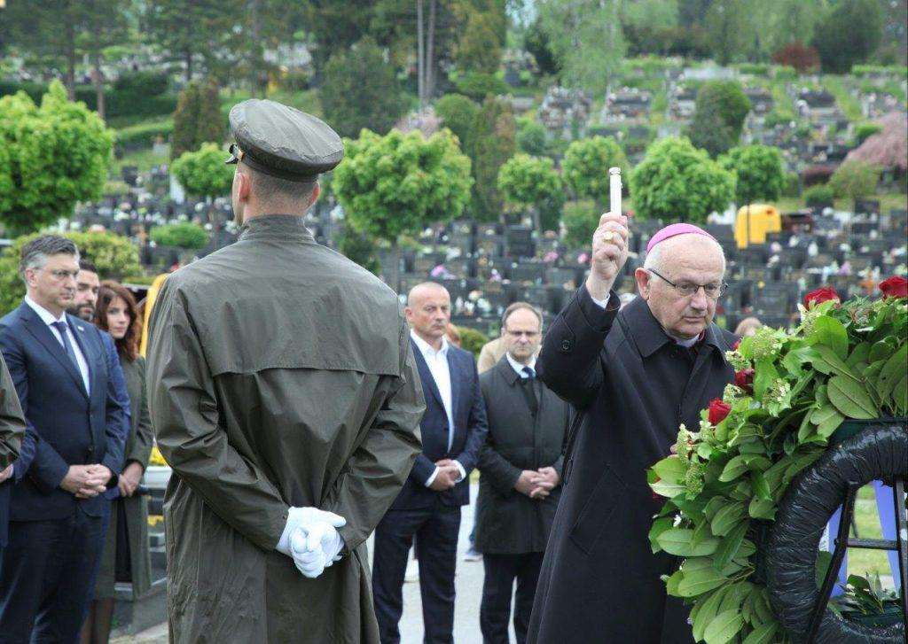 ODAN HRVATSKOJ I HRVATSKOJ VOJSCI: Izaslanstva na Mirogoju odala počast Gojku Šušku u povodu 25. obljetnice smrti