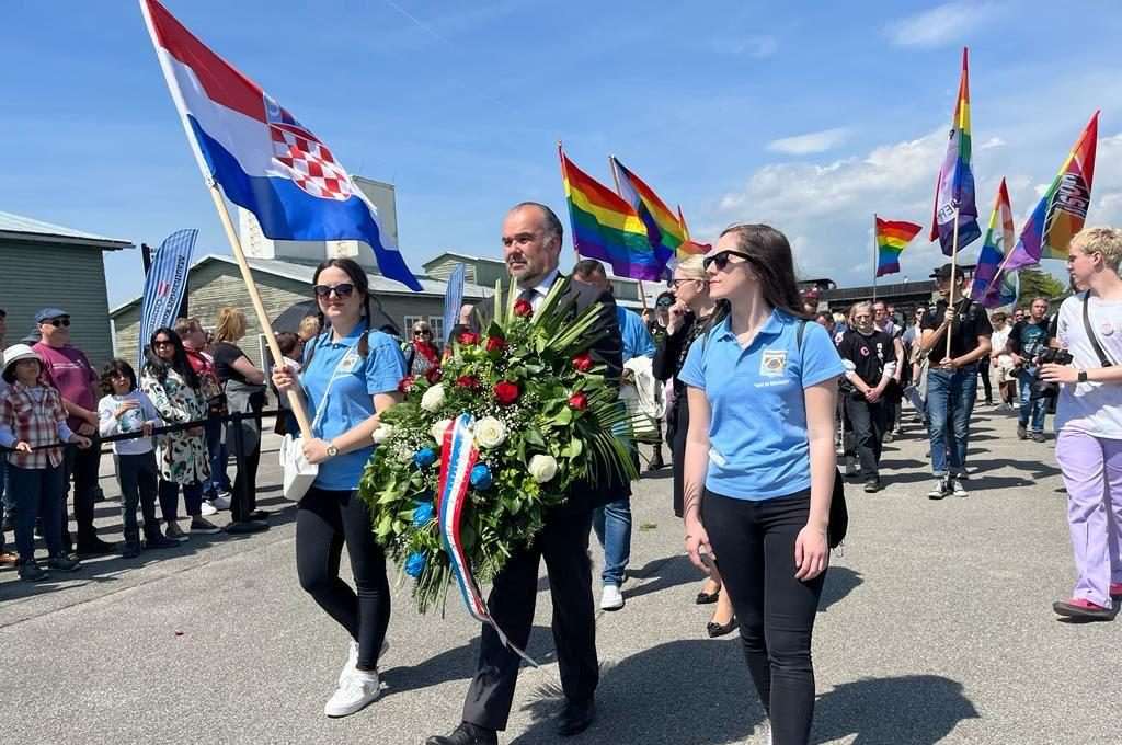 78. OBLJETNICA OSLOBAĐANJA: Veleposlanik Glunčić s hrvatskim izaslanstvom u Mauthausenu u Austriji odao počast žrtvama nacionalsocijalizma među kojima je i 200-injak Hrvata 78. OBLJETNICA OSLOBAĐANJA: Veleposlanik Glunčić s hrvatskim izaslanstvom u Mauthausenu u Austriji odao počast žrtvama nacionalsocijalizma među kojima je i 200-injak Hrvata
