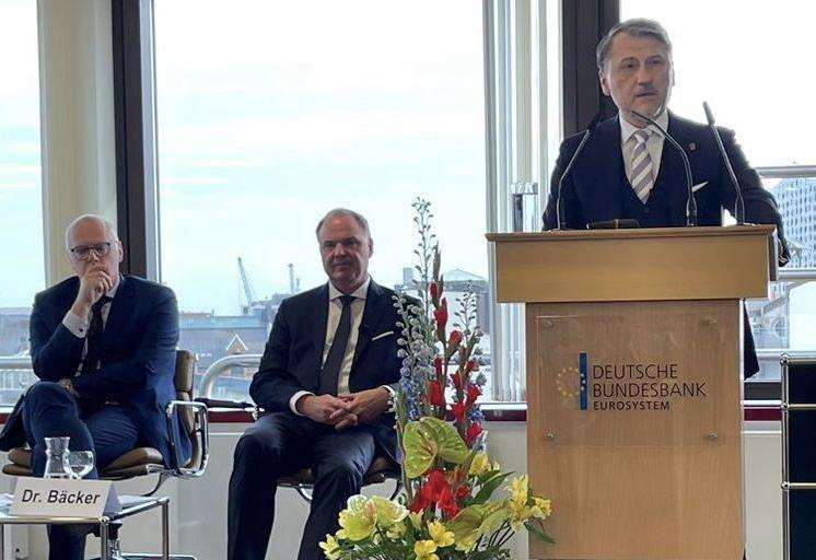 HAMBURG: Više od stotinu uglednih gostiju odazvalo se predavanju o ulasku Hrvatske u eurozonu HAMBURG: Više od stotinu uglednih gostiju odazvalo se predavanju o ulasku Hrvatske u eurozonu