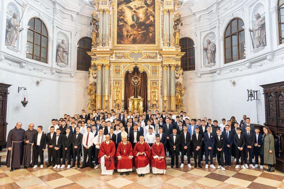 (FOTO) SVETA KRIZMA U HKŽ MÜNCHEN: Sakrament Svete potvrde primilo 217 djevojaka i mladića (FOTO) SVETA KRIZMA U HKŽ MÜNCHEN: Sakrament Svete potvrde primilo 217 djevojaka i mladića