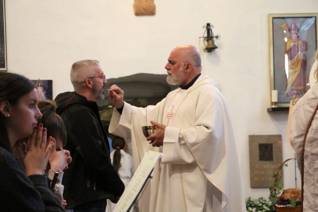 PATER IKE MANDURIĆ S KRIZMANICIMA U MAINZU: Bitno je zajedništvo Hrvata pogotovo u iseljeništvu PATER IKE MANDURIĆ S KRIZMANICIMA U MAINZU: Bitno je zajedništvo Hrvata pogotovo u iseljeništvu