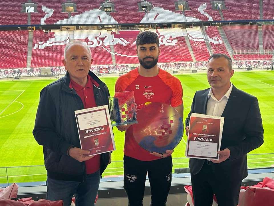JOŠKO GVARDIOL U LEIPZIGU PRIMIO VEČERNJAKOVU DOMOVNICU: S radošću predstavljamo našu zemlju u svijetu JOŠKO GVARDIOL U LEIPZIGU PRIMIO VEČERNJAKOVU DOMOVNICU: S radošću predstavljamo našu zemlju u svijetu