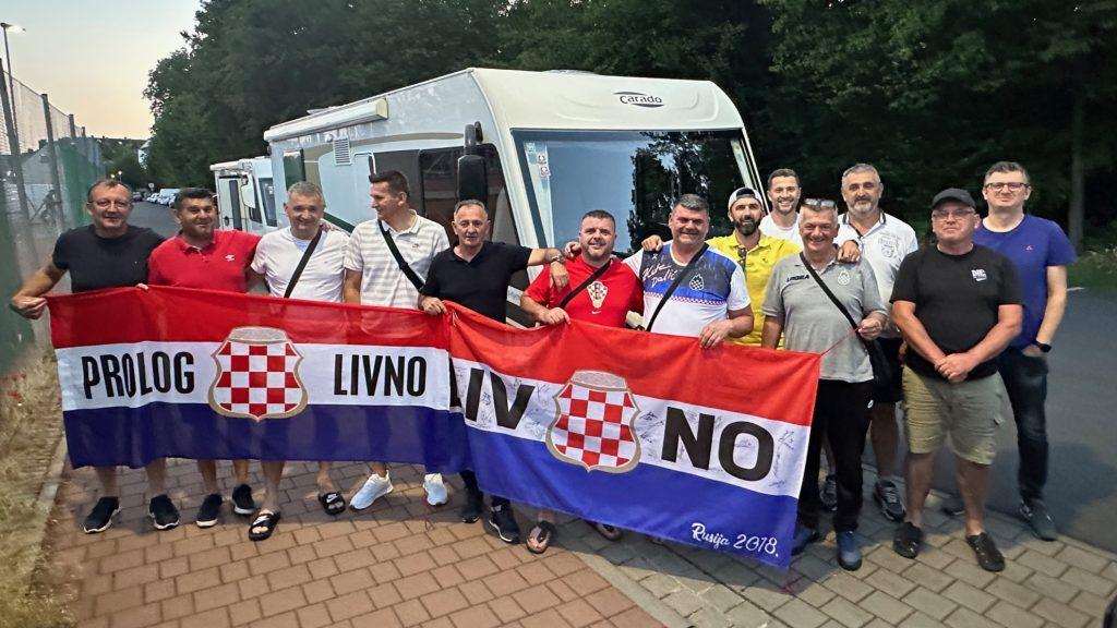NAKON OKUPLJANJA U FRANKFURTU: Hrvatski nogometni navijači krenuli super modernim kamperima u Nizozemsku na Final Four Lige nacija