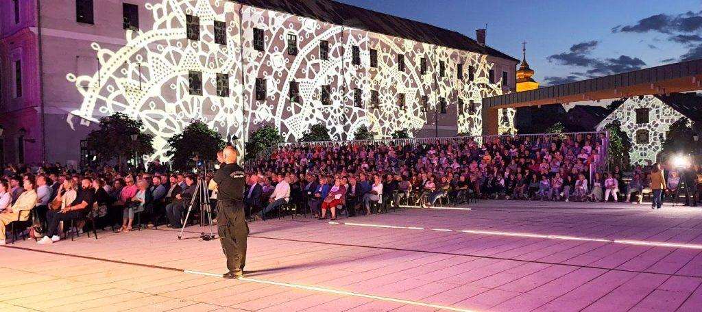 OTVORENO 23. 'OSJEČKO LJETO KULTURE': Sopranitica Sandra Bagarić i tenor Đani Stipaničev oduševili svojim nastupom OTVORENO 23. 'OSJEČKO LJETO KULTURE': Sopranitica Sandra Bagarić i tenor Đani Stipaničev oduševili svojim nastupom