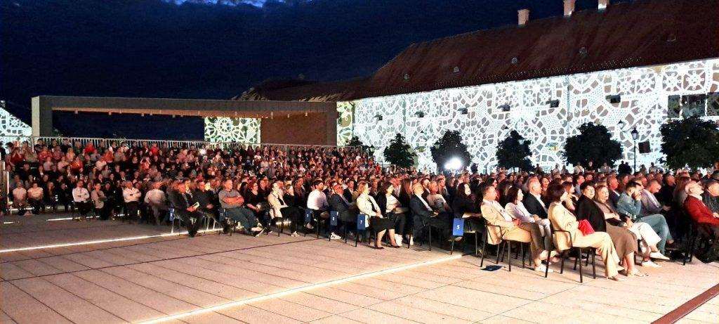 OTVORENO 23. 'OSJEČKO LJETO KULTURE': Sopranitica Sandra Bagarić i tenor Đani Stipaničev oduševili svojim nastupom OTVORENO 23. 'OSJEČKO LJETO KULTURE': Sopranitica Sandra Bagarić i tenor Đani Stipaničev oduševili svojim nastupom
