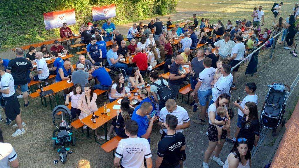 GEISLINGEN: Hrvatski nogometni stroj iz Geislingena proslavio ulazak u višu ligu te obznanio promjene za novu sezonu GEISLINGEN: Hrvatski nogometni stroj iz Geislingena proslavio ulazak u višu ligu te obznanio promjene za novu sezonu