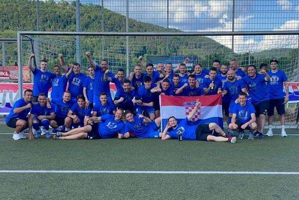 GEISLINGEN: Hrvatski nogometni stroj iz Geislingena proslavio ulazak u višu ligu te obznanio promjene za novu sezonu GEISLINGEN: Hrvatski nogometni stroj iz Geislingena proslavio ulazak u višu ligu te obznanio promjene za novu sezonu